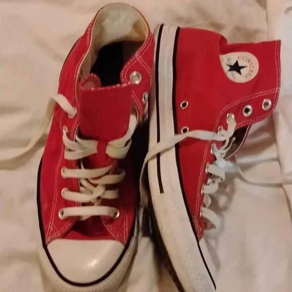 - Converse Red High-Top Sneakers Iconic Design - Picture 2 of 3